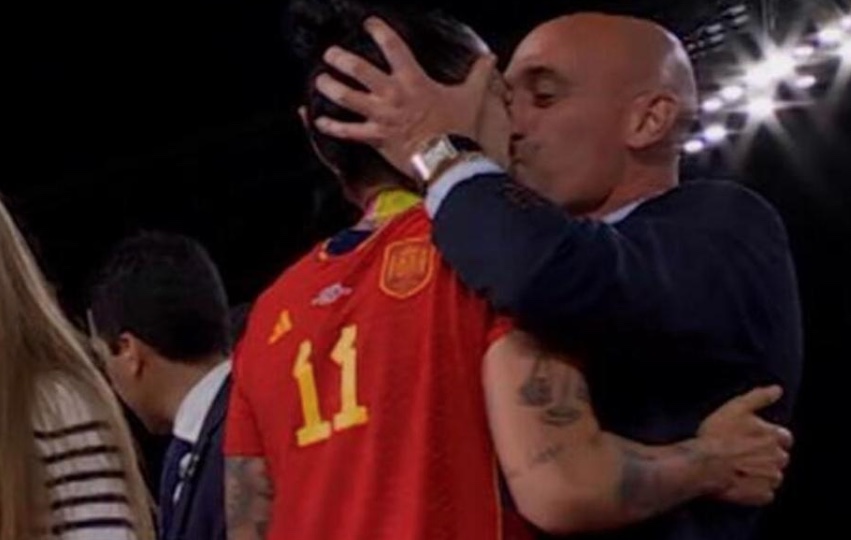 Presidente da Federação Espanhola se desculpa por beijo na boca de jogadora