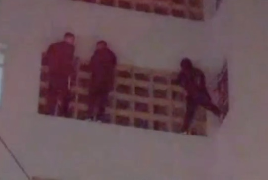 Trio escala prédio para pichá-lo e pede socorro após um deles passar mal