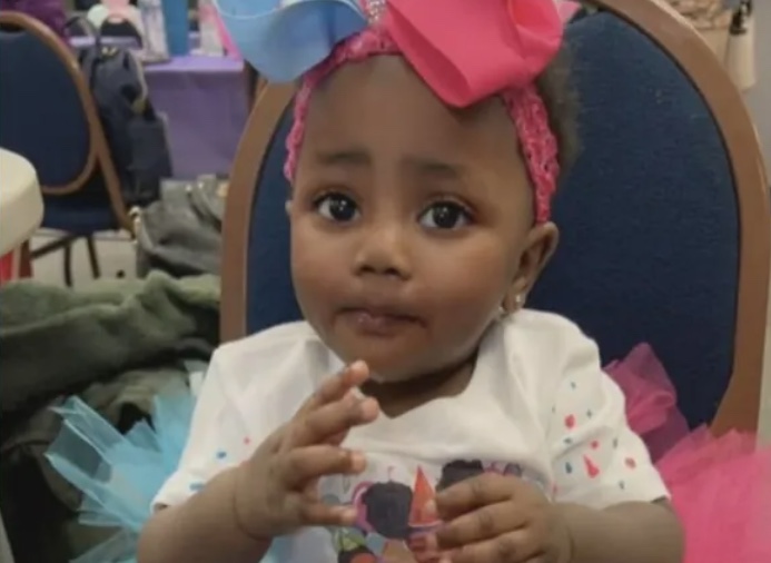 Bebê morre após ser esquecida em van escolar em calor de 45ºC