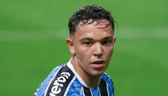 Na mira do Tottenham, ex-Grêmio virou lateral e é disputado por seleções