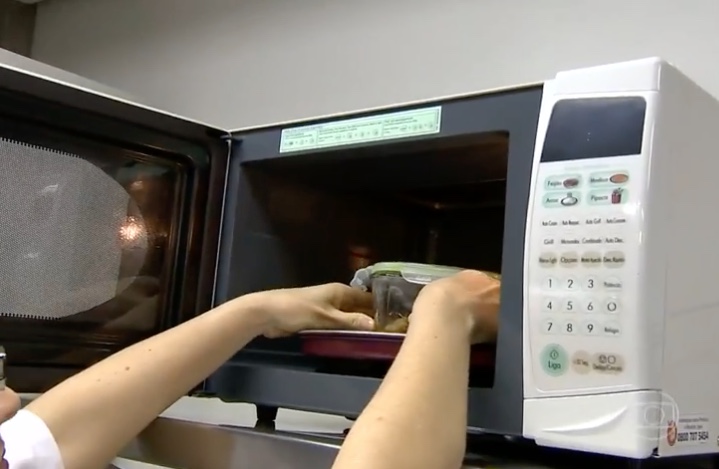 Usar potes plásticos no microondas pode intoxicar comida, revela pesquisa