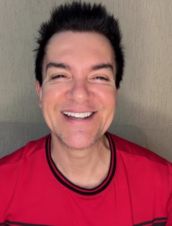 Cantor Regis Danese recebe alta da UTI