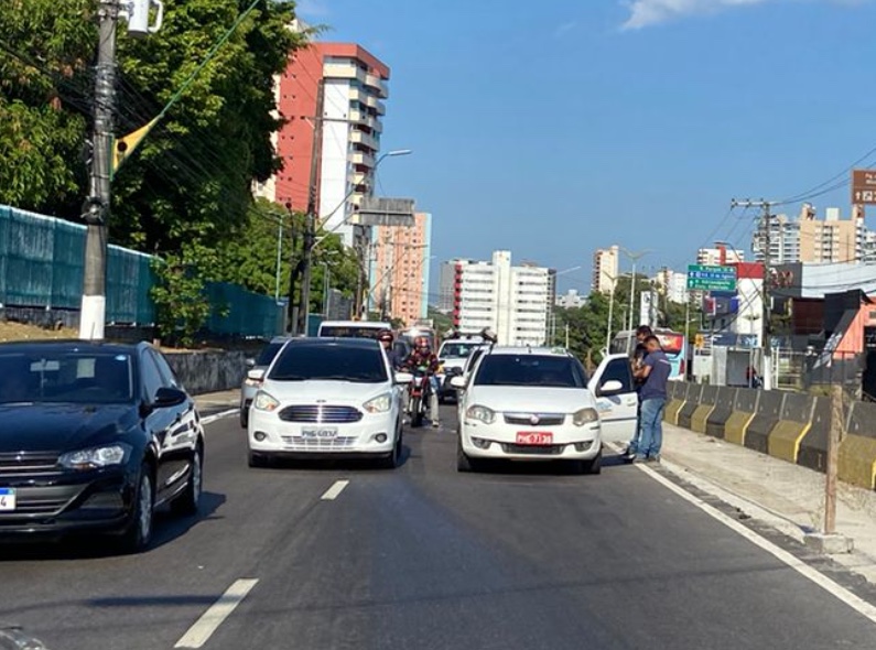 Engavetamento para trânsito na Avenida Efigênio Salles em Manaus