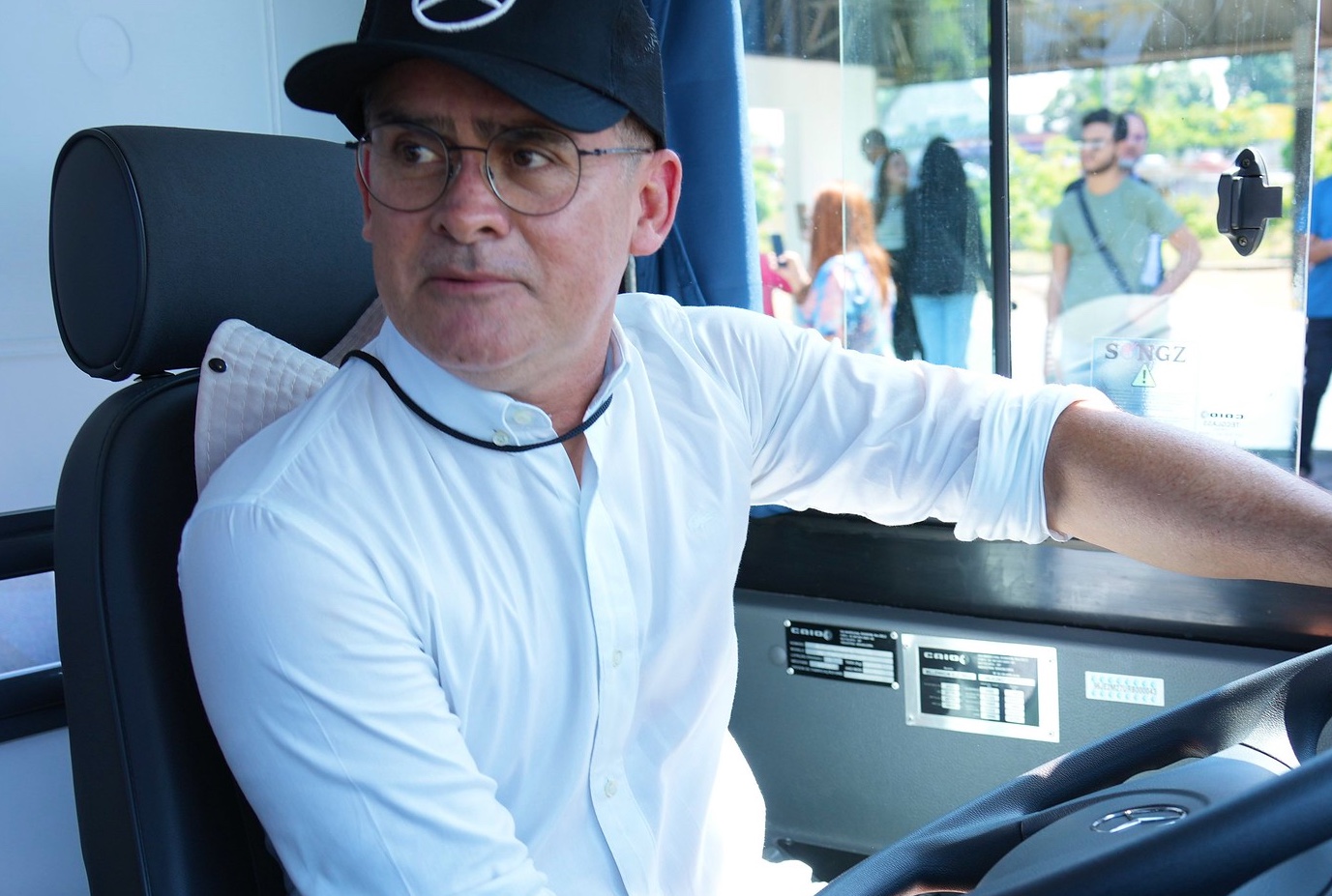 Prefeito anuncia construção de 10 paradas de ônibus climatizadas em Manaus