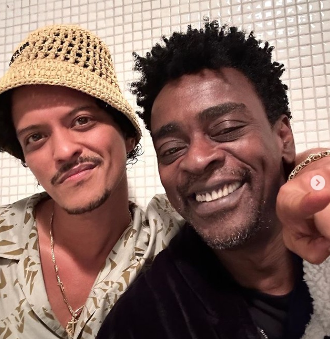 Seu Jorge compartilha foto de encontro com Bruno Mars: ‘muita resenha'