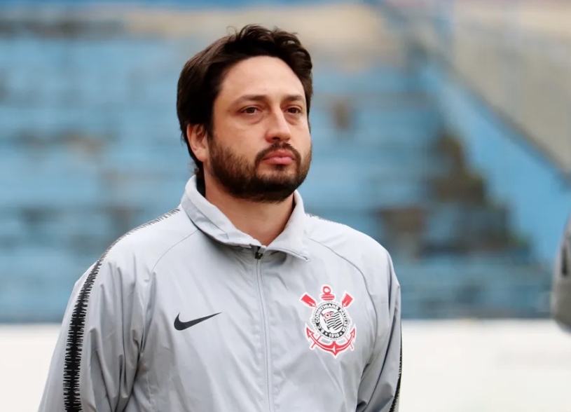 Corinthians: Arthur Elias se despede da Arena com choro, taça e soberania