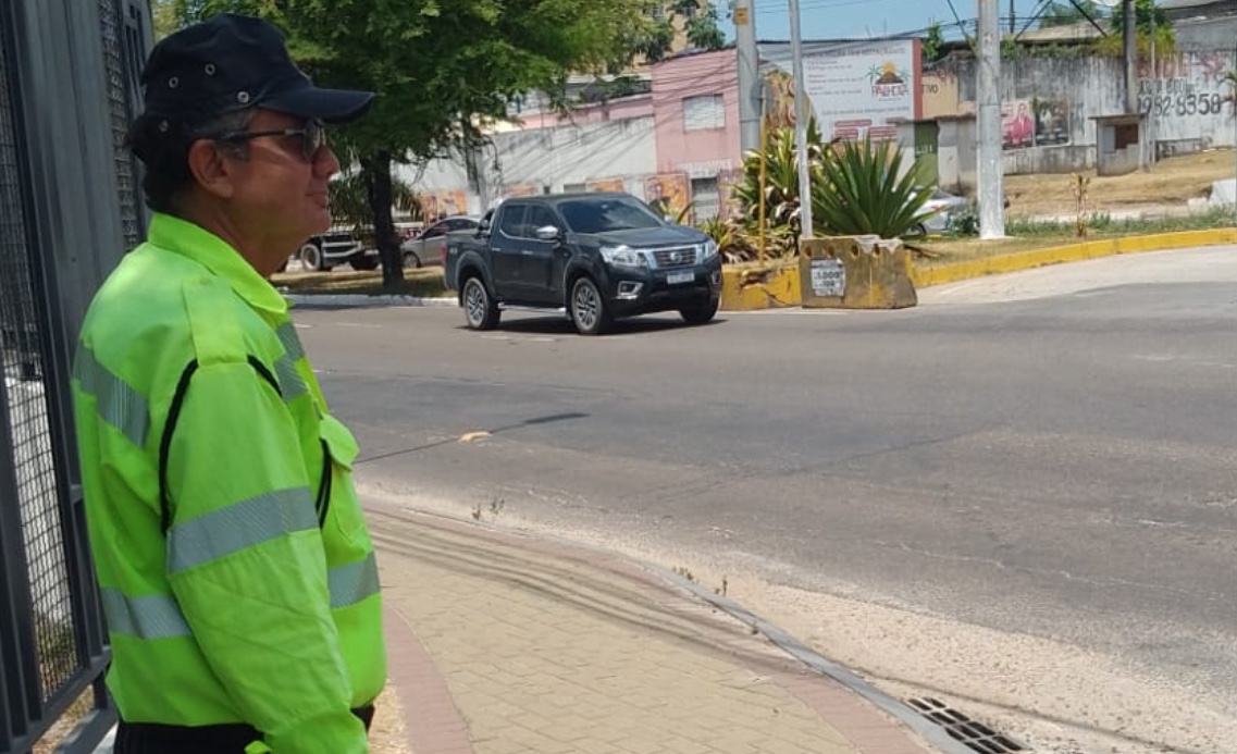 Motoristas são multados por retorno irregular em avenida de Manaus