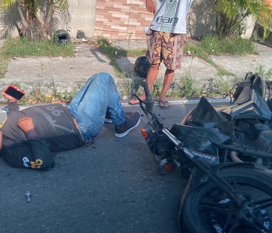 Motociclista de aplicativo é jogado no chão em acidente em rua de Manaus