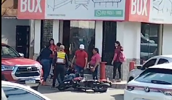 Motociclista e passageira são arremessados em acidente em Manaus