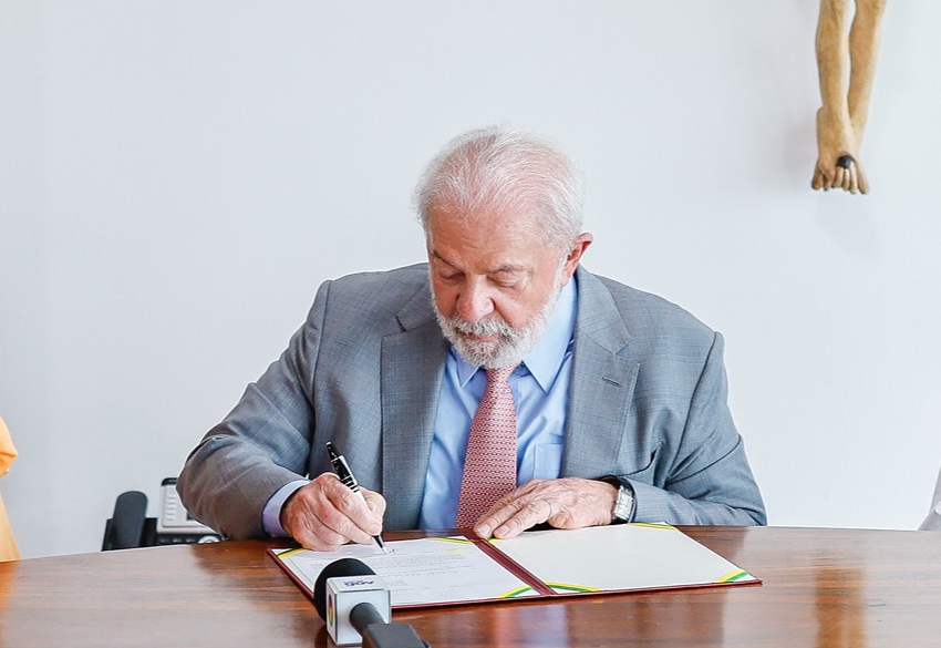 Lula sanciona lei que reajusta salário dos servidores em 9%