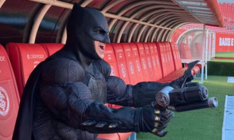 Torcedor do Inter supera morte do pai indo a jogos fantasiado de Batman
