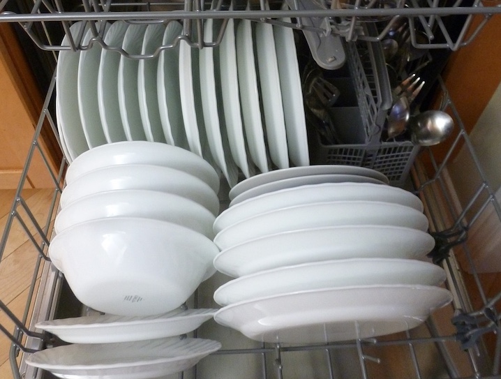 Idoso morre após tropeçar na máquina de lavar louça e cair em cima de faca