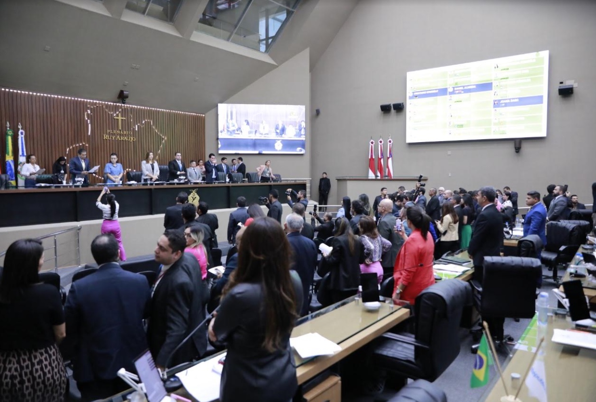 Aleam derruba vetos governamentais e aprova 53 projetos nesta quinta