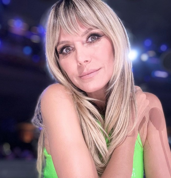 Modelo diz que fez acordo com os filhos para andar nua em casa 