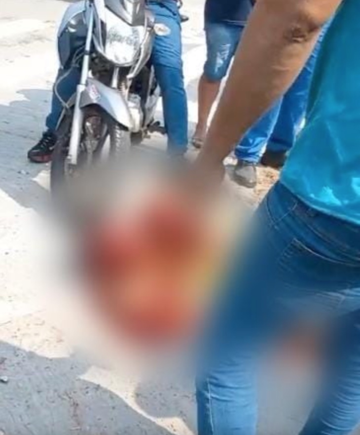 Dupla é espancada por população enfurecida após assalto a ônibus em Manaus 