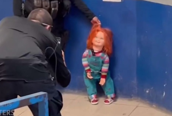 Após ameaçar pessoas com faca, boneco Chucky é preso no México