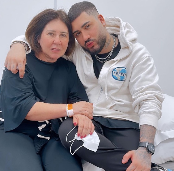 No hospital, Kevinho desabafa sobre diagnóstico da mãe: ‘me dói’ 