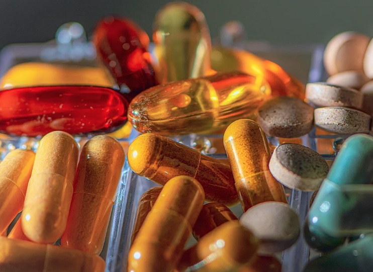 Variantes da Covid têm mutações geradas por medicamento antiviral, diz pesquisa