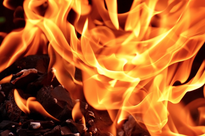 Mulher é incendiada por amiga enquanto dormia