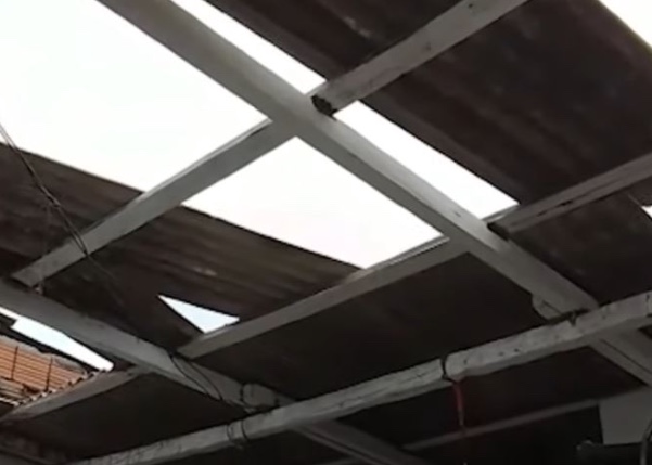 Casas são destelhadas após ventania em Manaus