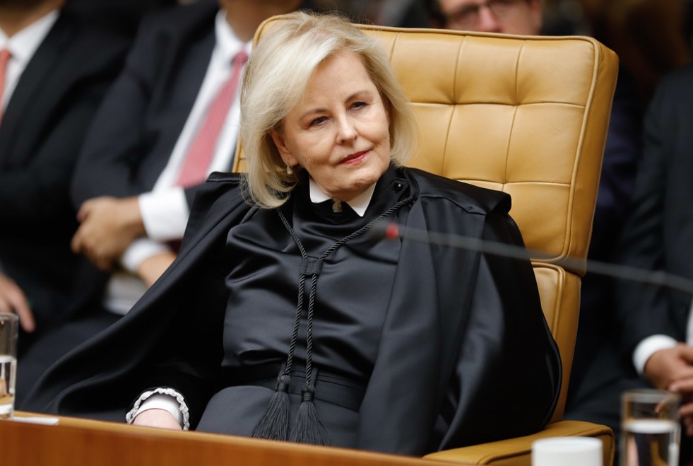 Lula assina decreto de aposentadoria de Rosa Weber, do STF