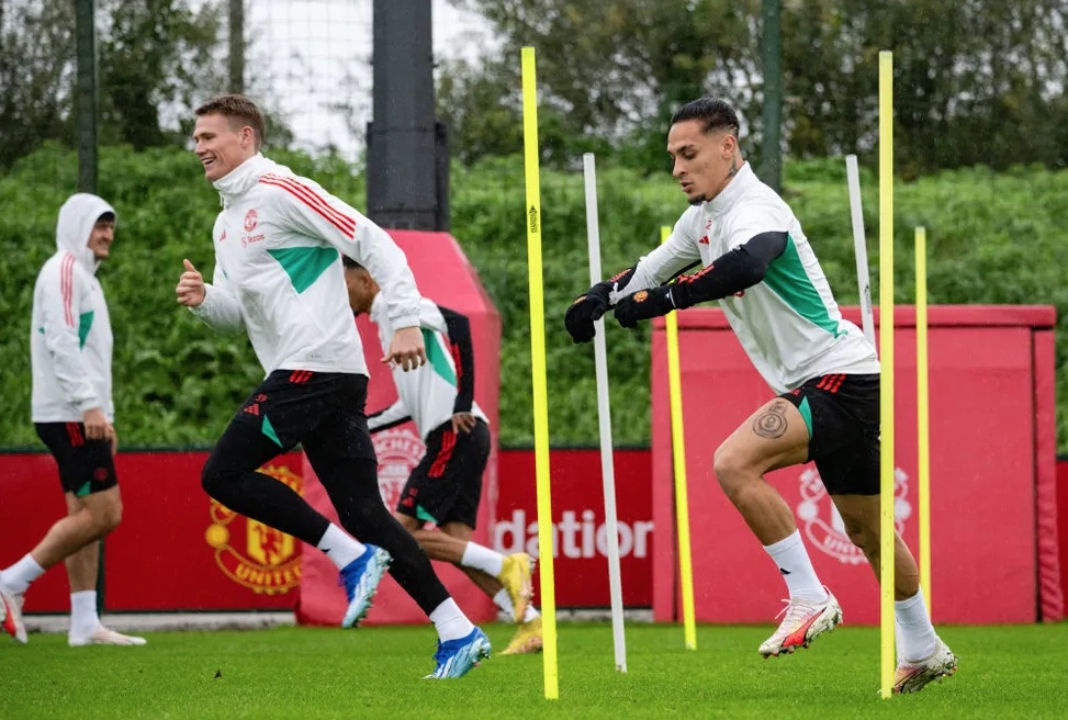 Antony volta a treinar no Manchester United e pode jogar na Champions