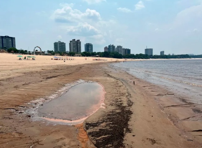 Praia da Ponta Negra está interditada para banho em Manaus