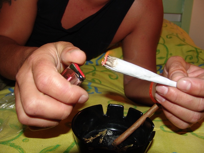 Cheiro de maconha é suficiente para polícia revistar suspeitos, decide STJ