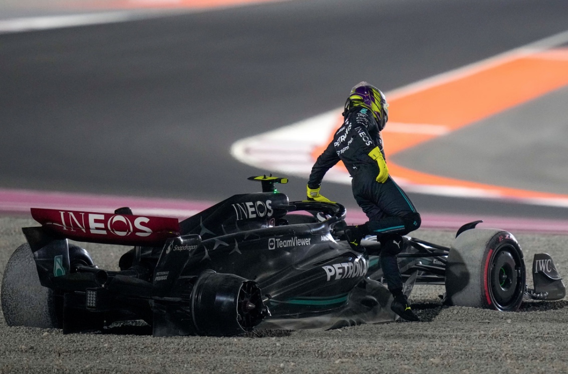 Hamilton assume culpa por batida em Russell no Qatar e se desculpa
