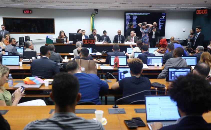 Comissão da Câmara aprova projeto que proíbe casamento homoafetivo 