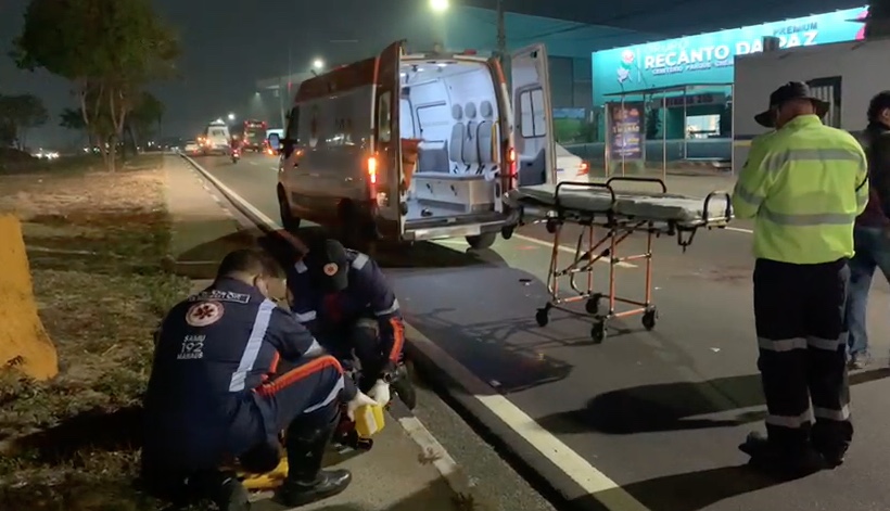 Casal é arremessado de motocicleta durante acidente em avenida de Manaus 