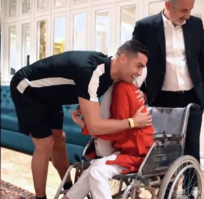 Cristiano Ronaldo pode ser condenado a 100 chibatadas no Irã por abraçar mulher, diz jornal