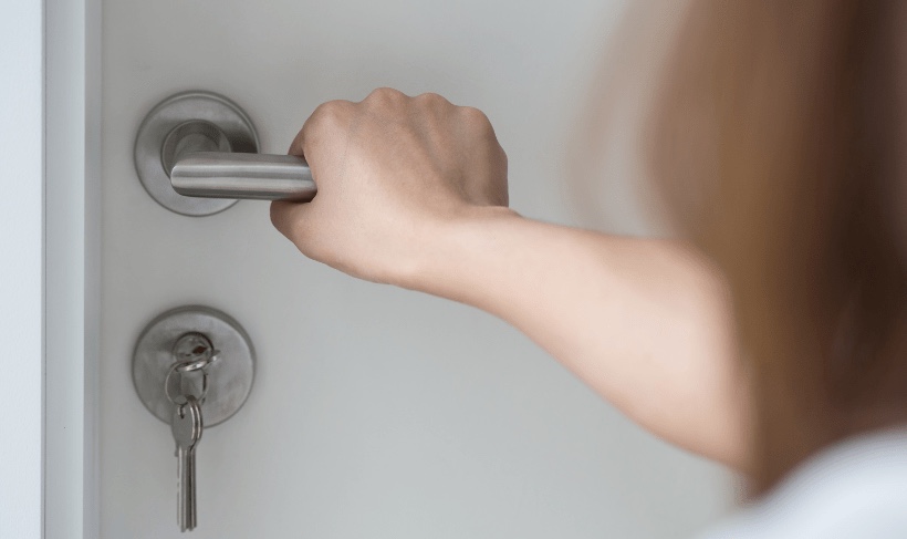 Patroa que manteve faxineira em cárcere privado em apartamento é condenada