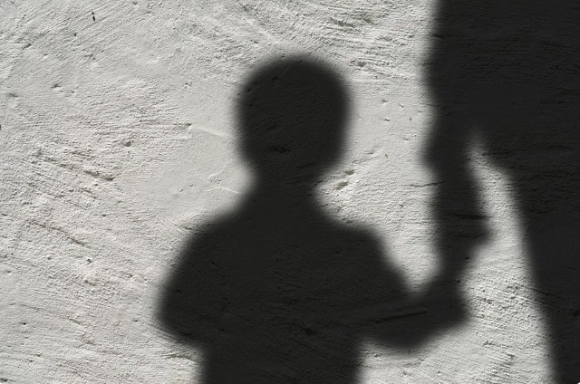 Mãe é presa por abandonar filhos pequenos para sair com namorado: 'trastes'