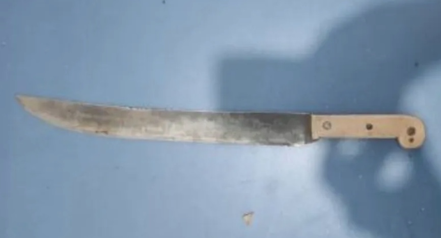 Jovem paquera mulher comprometida e tenta matar marido a terçadadas