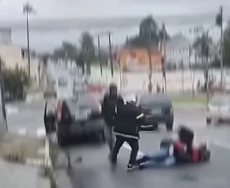 Pai atira para separar briga na saída de escola e aluno é baleado