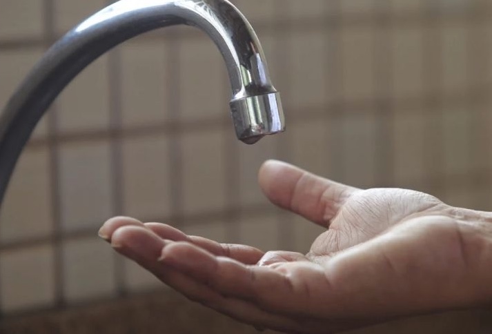 Bairros de Manaus continuam sem água 24h após incêndio em subestação