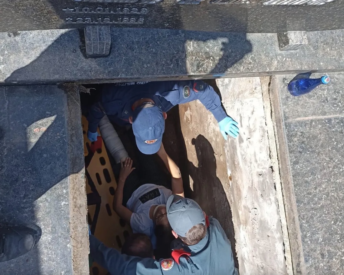 Em visita a cemitério, idosa cai em jazigo e sofre fratura exposta 