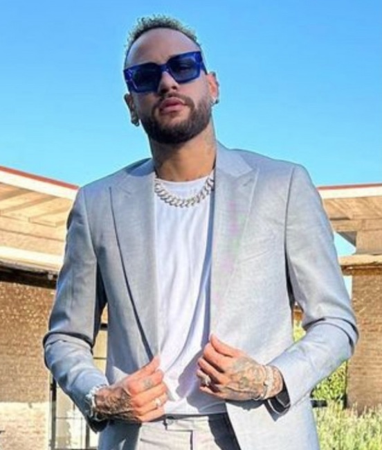 Neymar posta mensagem enigmática após festa com mulheres em mansão