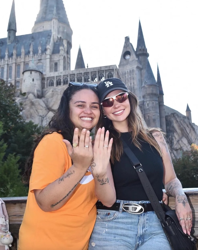 Ex-BBB Marcela McGowan pede sertaneja Luiza em casamento em viagem à Disney