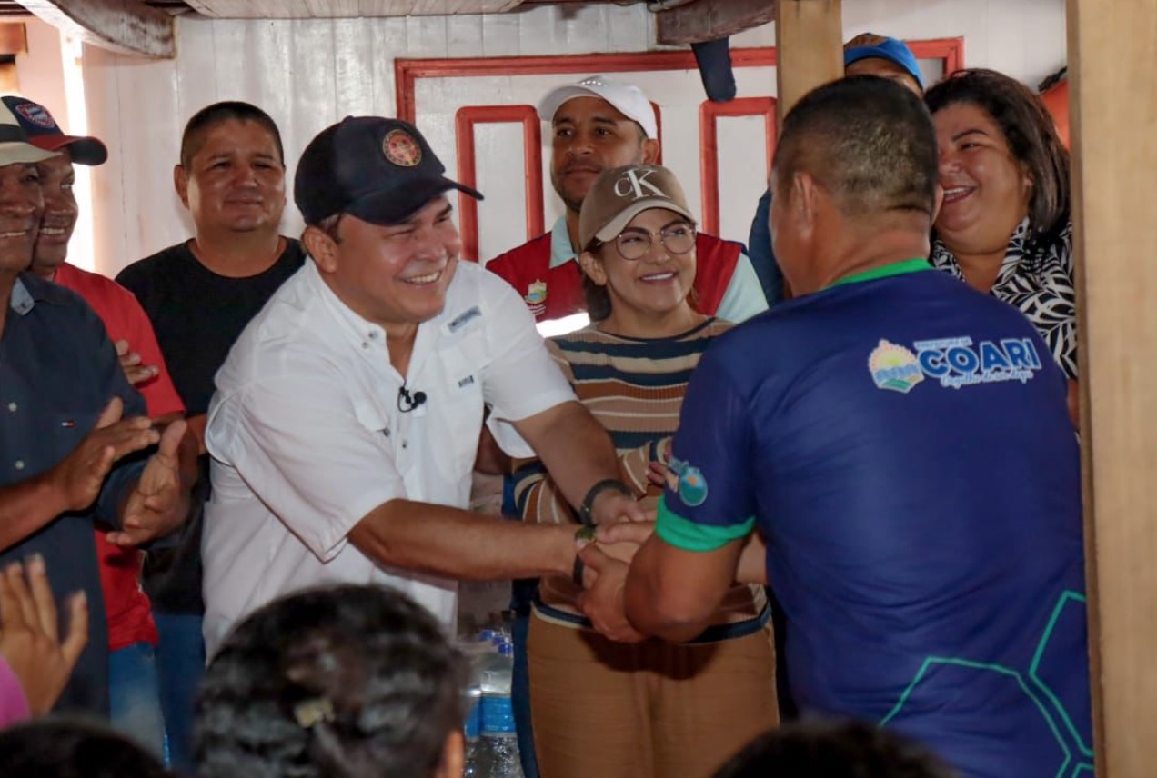 Keitton Pinheiro entrega ajuda humanitária em Coari 