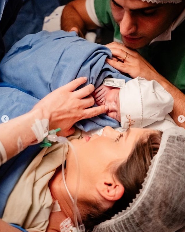 Nascem gêmeos de Bárbara Evans; veja foto dos bebês 