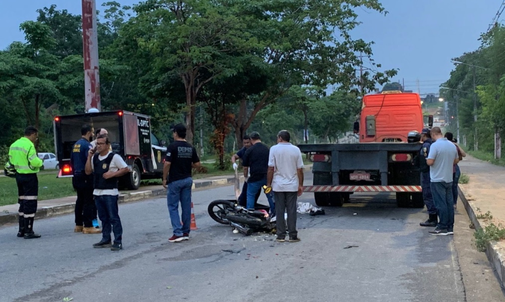 Motociclista morre esmagado por carreta em acidente durante chuva em Manaus