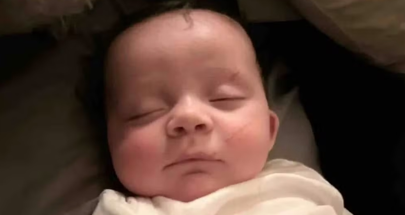 Bebê é encontrado em árvore após ser sugado por tornado