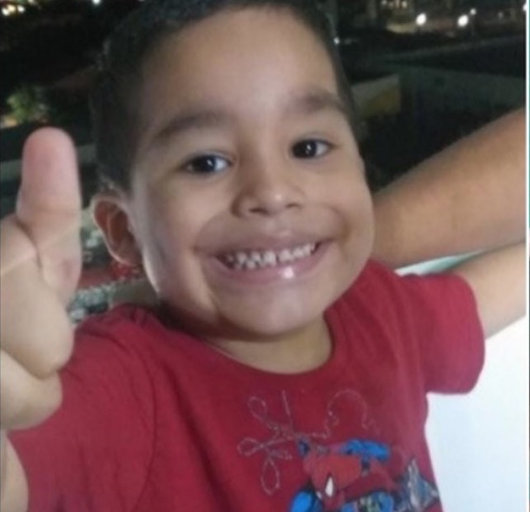 Menino torturado pelo pai e madrasta começa fisioterapia em Manaus