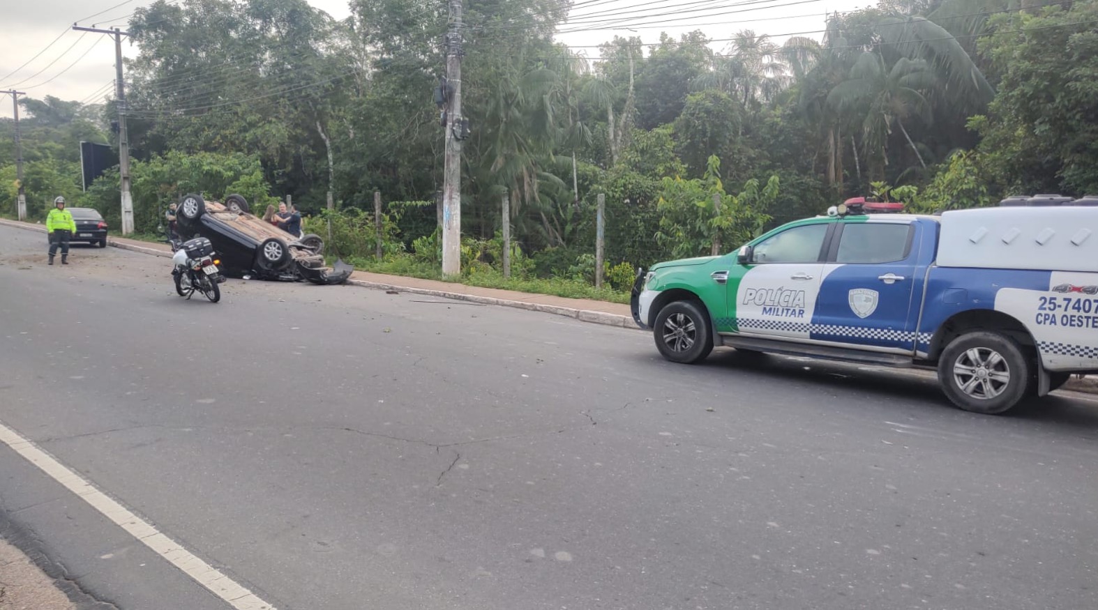 Motorista dorme ao volante e capota carro em avenida de Manaus 