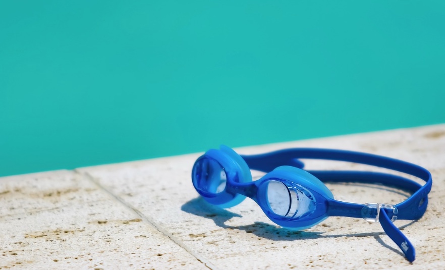 Adolescente morre ao ficar preso em escada de piscina