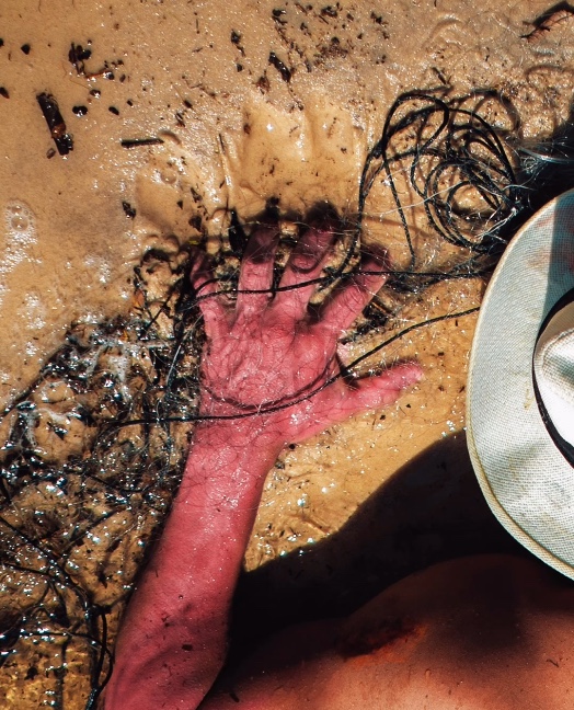 Exposição mistura lenda e realidade para alertar sobre situação de botos no Amazonas