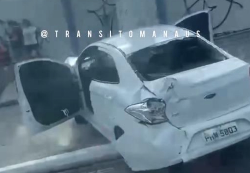 Carro colide em poste durante acidente com ônibus na Torquato Tapajós