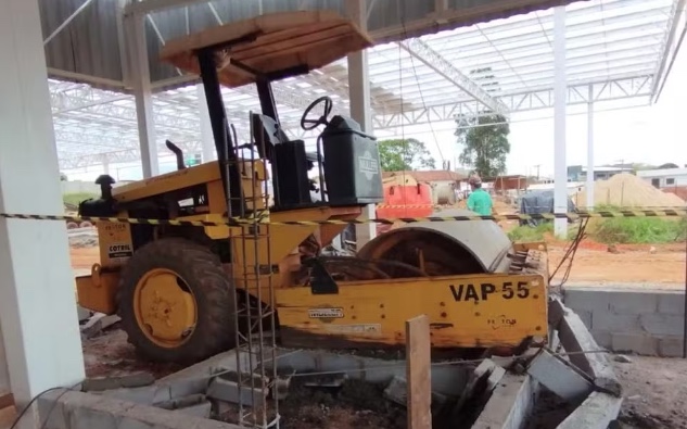 Trabalhador morre esmagado por rolo compressor em obra de supermercado